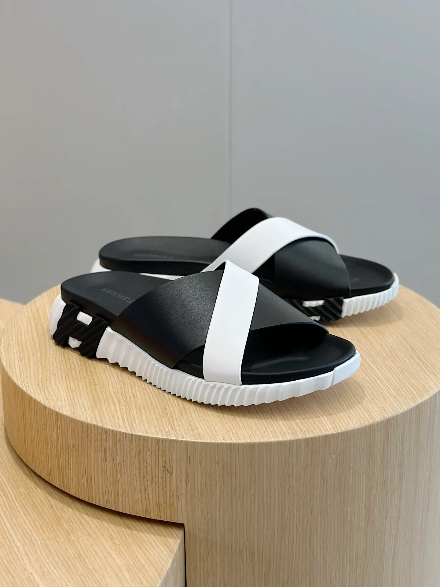 Factory price: 360💰Hermès [HERMÈS] Top Herme*H Home Hermès Men's Sandals and Slippers-Original Reproduction. Purchase the original version and make it one to one. The outsole is privately molded. The color of the outsole corresponding to each color is the same as the original version. Come to those who know the stuff 💪 The ultra-light soles are designed in contrasting colors, and they feel so comfortable on your feet! Calfskin, cowhide feet, private model outsole. Size: 39-44 (customized at 38.45)